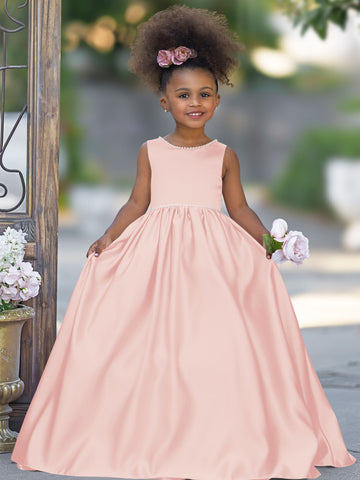 Robe sans manches en satin ornée de perles et d'un nœud, avec encolure perlée et détail de nœud. 