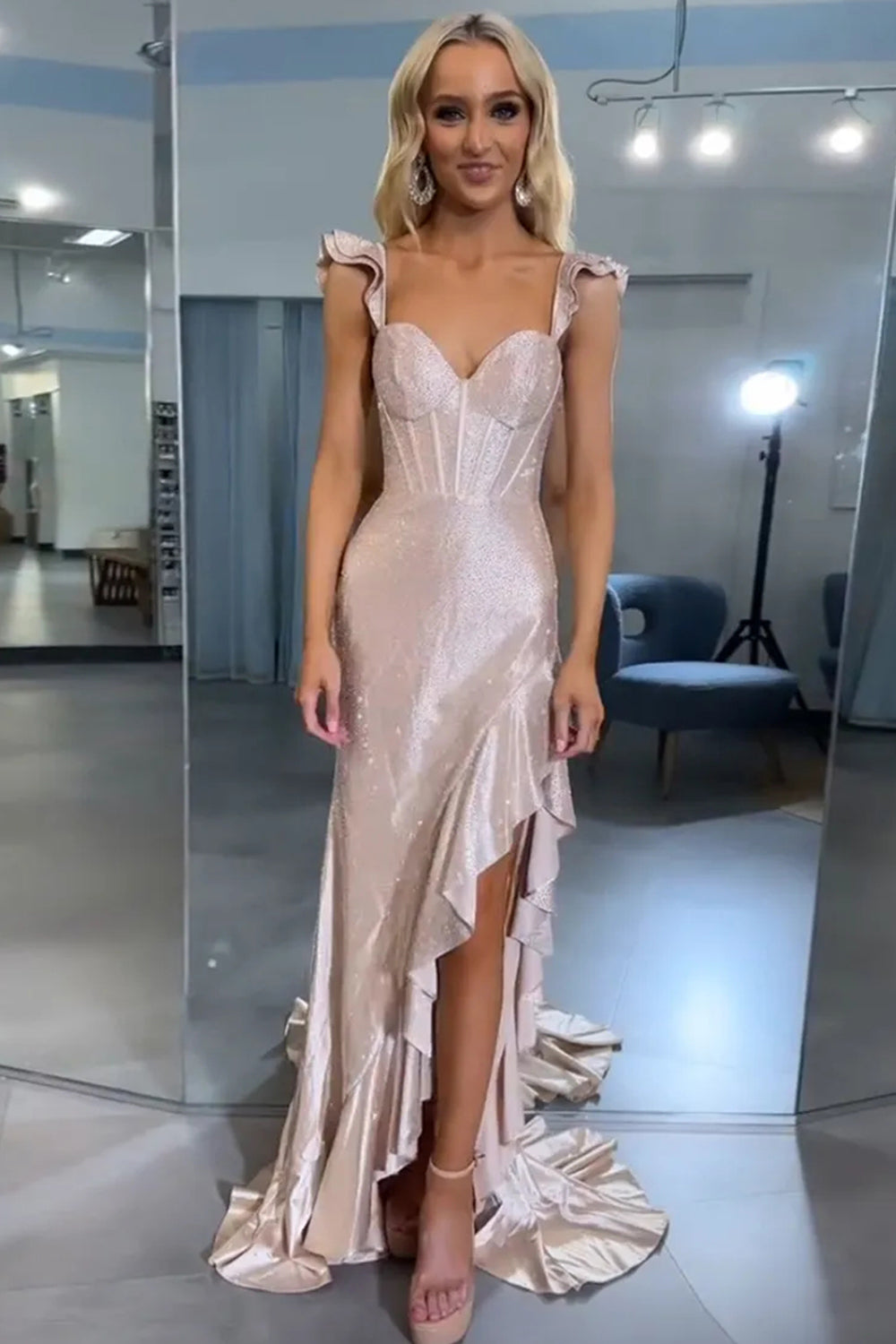 Phyllis | Robe de bal longue sirène jaune à fines bretelles en satin ornée de perles