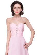 Vestidos de dama de honor de gasa rosa con escote corazón, corte en A y bajo asimétrico.