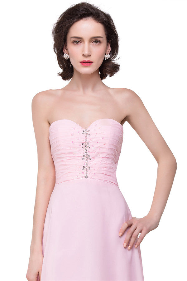 Vestidos de dama de honor de gasa rosa con escote corazón, corte en A y bajo asimétrico.