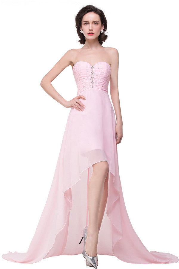 Vestidos de dama de honor de gasa rosa con escote corazón, corte en A y bajo asimétrico.