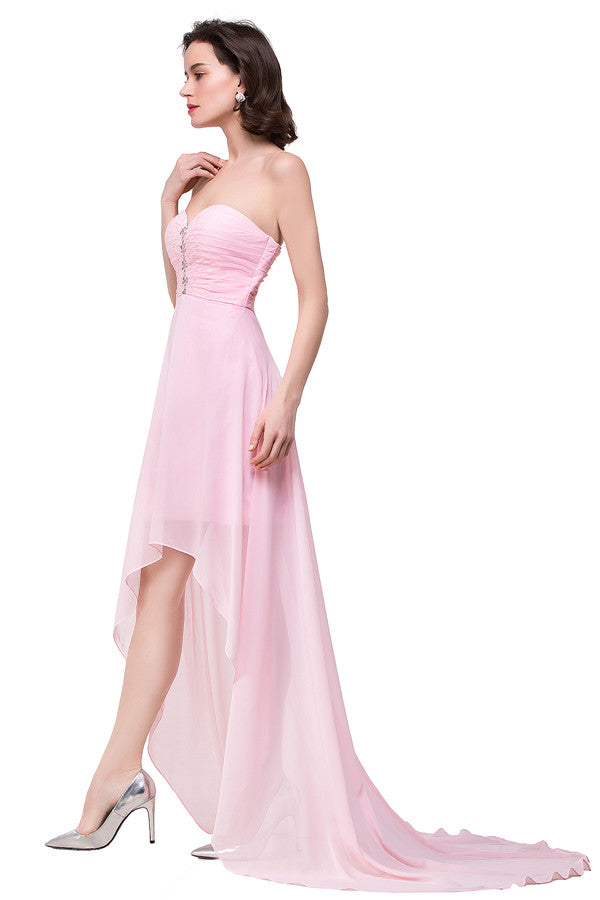 Vestidos de dama de honor de gasa rosa con escote corazón, corte en A y bajo asimétrico.