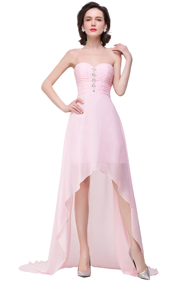 Vestidos de dama de honor de gasa rosa con escote corazón, corte en A y bajo asimétrico.
