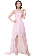 Vestidos de dama de honor de gasa rosa con escote corazón, corte en A y bajo asimétrico.