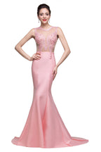 Robe de bal sirène rose à col rond et manches balayées, ornée de perles d'imitation