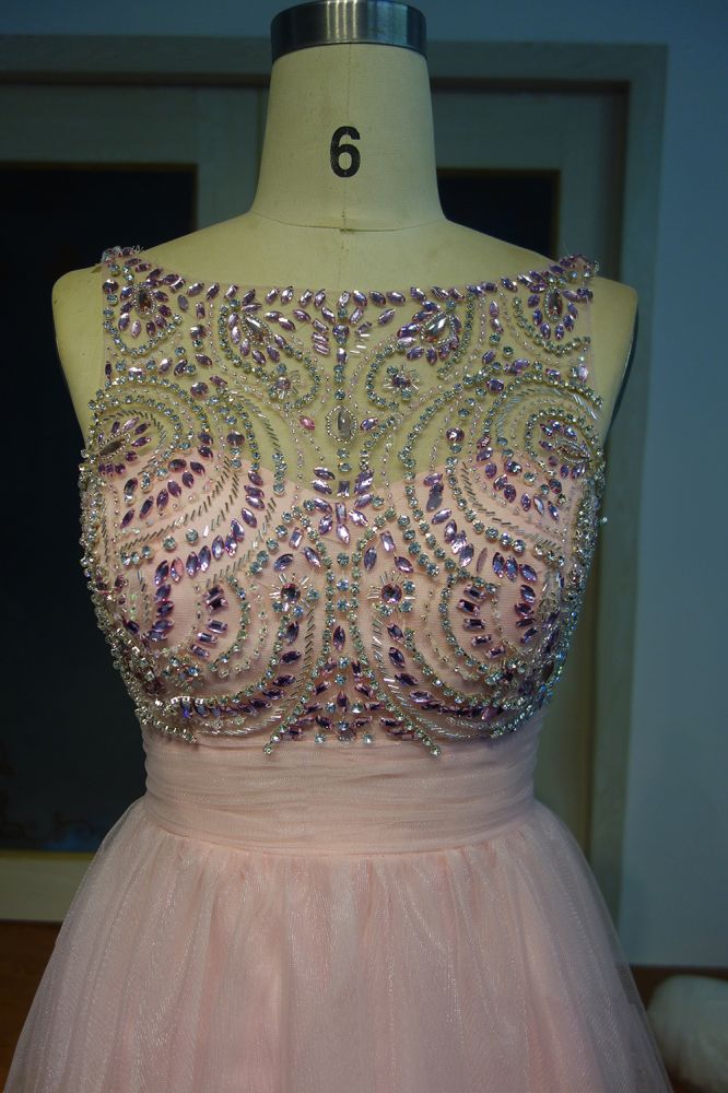 Robes de bal courtes sans manches à col rond ornées de perles roses en cristal