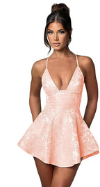 Robe de bal courte trapèze dos nu à col halter en satin jacquard à volants