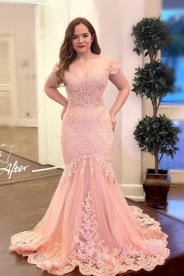Vestido de fiesta largo rosa de sirena con hombros descubiertos y encaje.