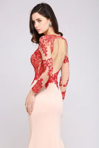 Robe de soirée rose sirène à traîne et décolleté arrondi, ornée de dentelle.
