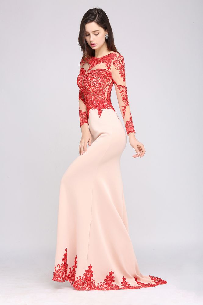 Robe de soirée rose sirène à traîne et décolleté arrondi, ornée de dentelle.