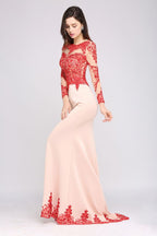 Robe de soirée rose sirène à traîne et décolleté arrondi, ornée de dentelle.