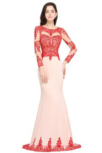 Robe de soirée rose sirène à traîne et décolleté arrondi, ornée de dentelle.