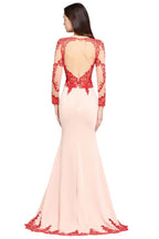 Robe de soirée rose sirène à traîne et décolleté arrondi, ornée de dentelle.