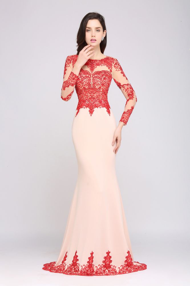Robe de soirée rose sirène à traîne et décolleté arrondi, ornée de dentelle.