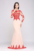 Robe de soirée rose sirène à traîne et décolleté arrondi, ornée de dentelle.