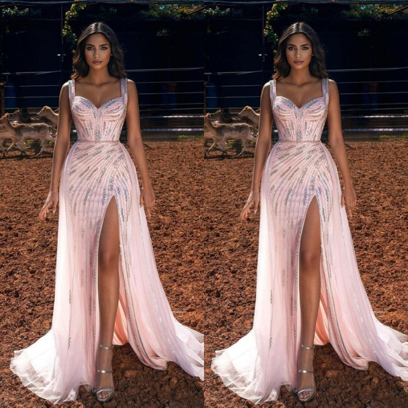 Robe de bal longue rose à bretelles, coupe sirène, volants, fente et décolleté cœur