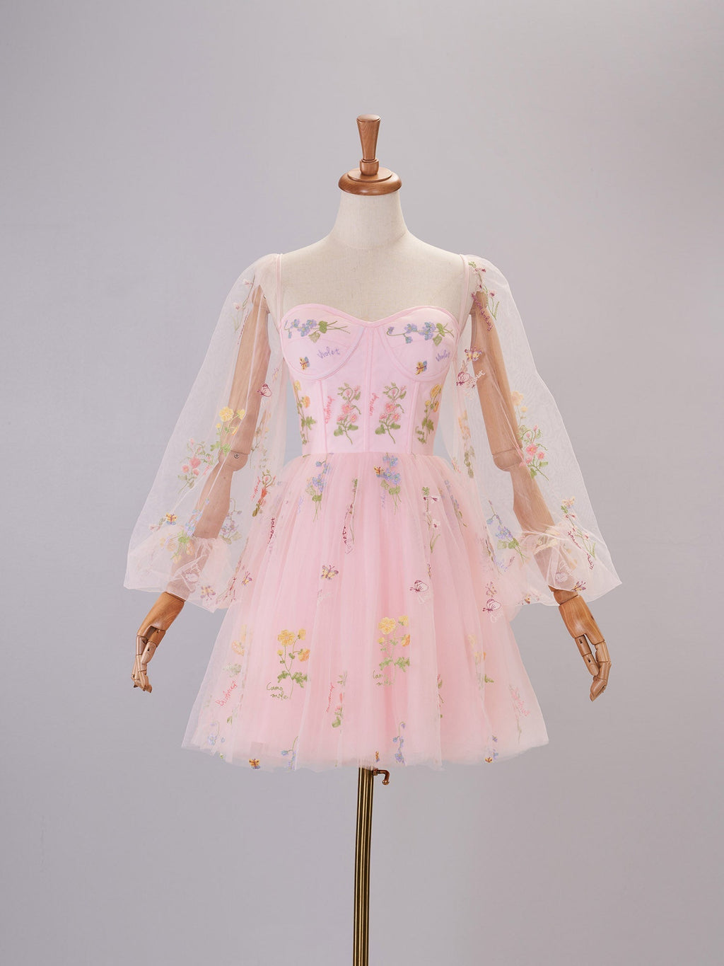 Vestido de cóctel corto de tul con bordado de escote corazón y mangas abullonadas