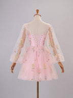 Vestido de cóctel corto de tul con bordado de escote corazón y mangas abullonadas