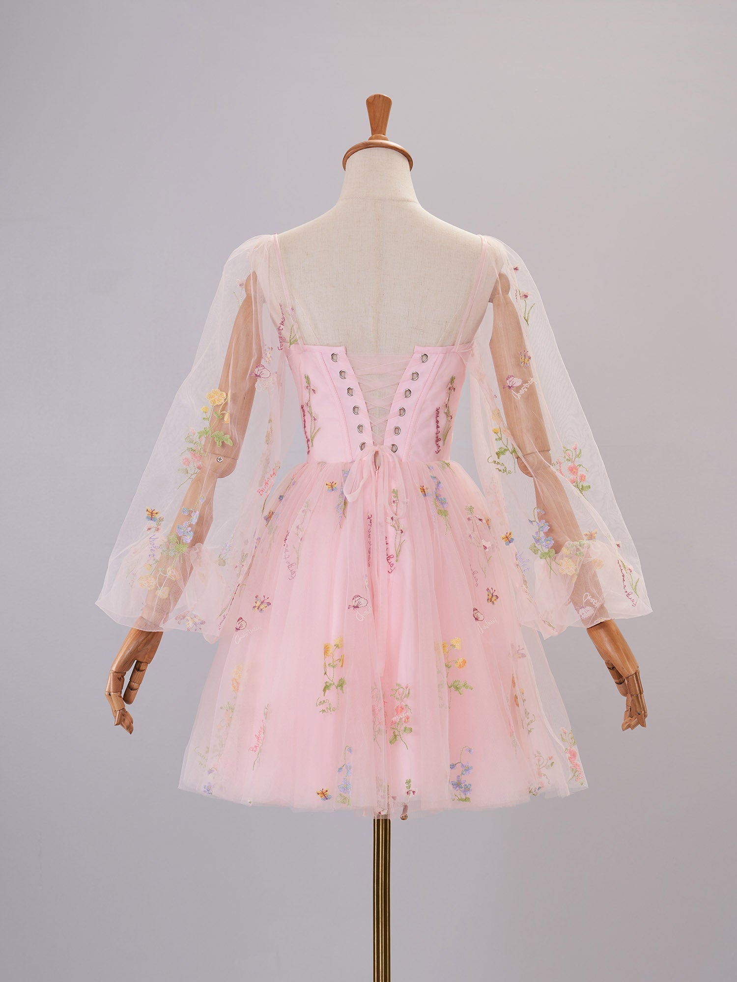 Vestido de cóctel corto de tul con bordado de escote corazón y mangas abullonadas