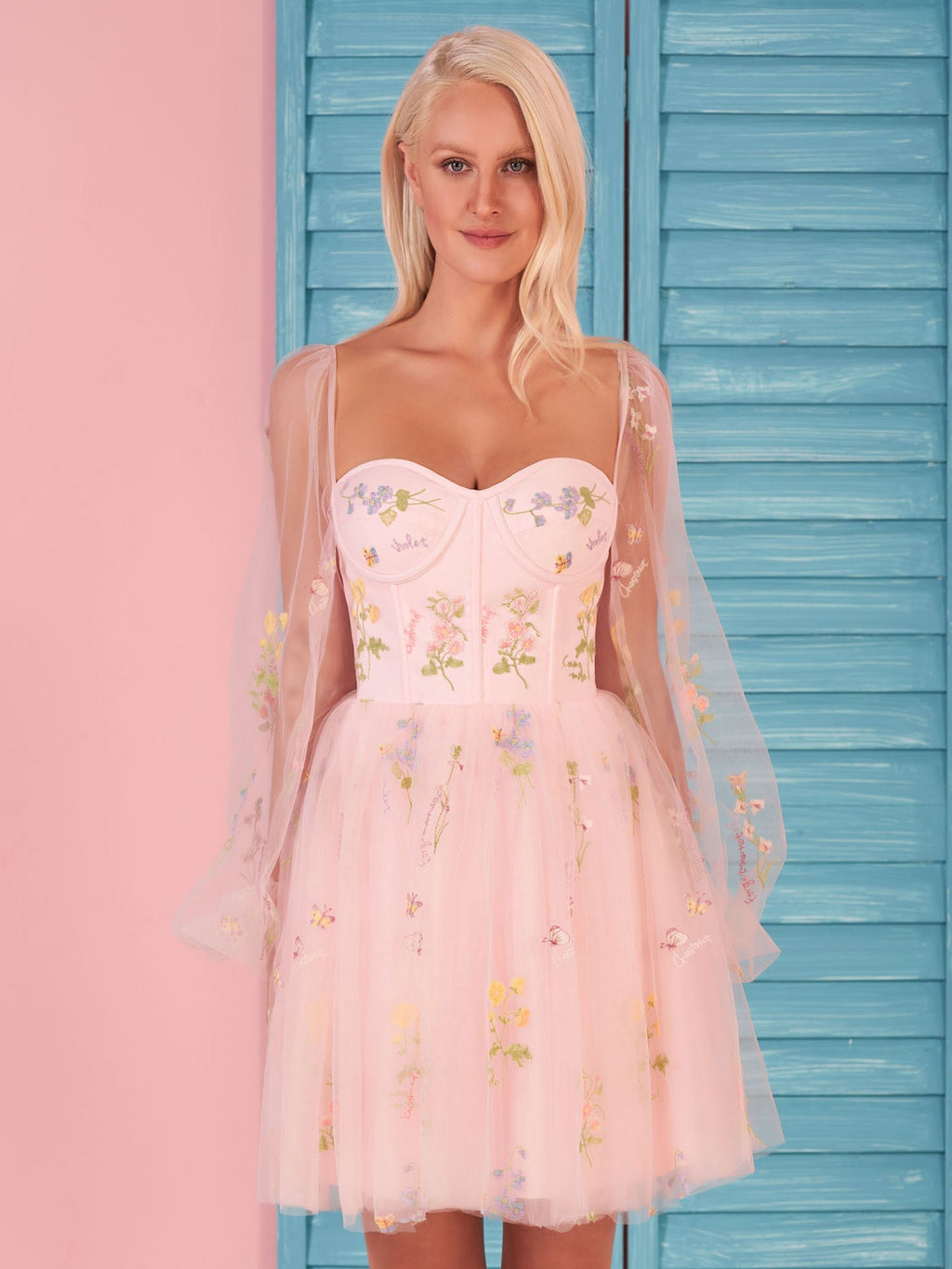 Vestido de cóctel corto de tul con bordado de escote corazón y mangas abullonadas