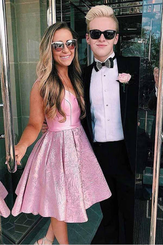 Vestido corto rosa de satén plisado con escote en V y bolsillos para baile de bienvenida PD278