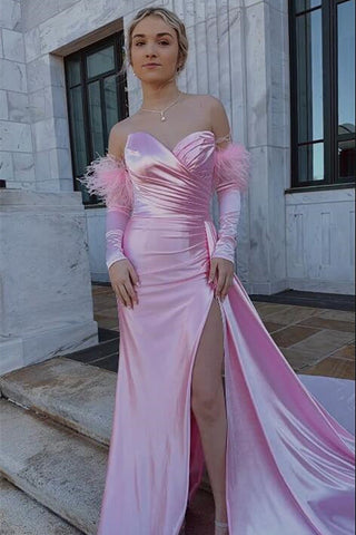 Vestido rojo de gala plisado con escote corazón y mangas desmontables