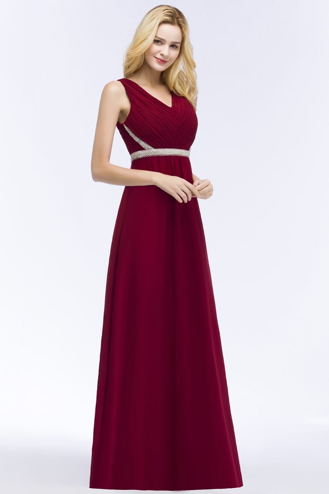 Vestidos de dama de honor de talla grande, corte en A, escote en V, largos, sin mangas, de gasa con volantes y fajín con cuentas.
