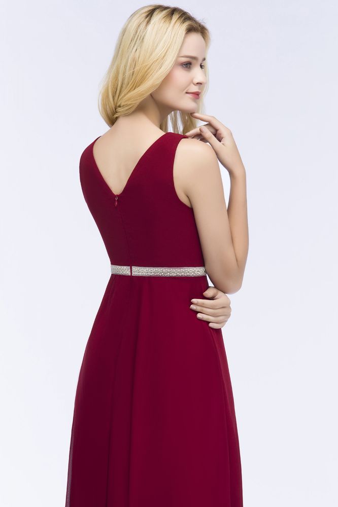 Vestidos de dama de honor de talla grande, corte en A, escote en V, largos, sin mangas, de gasa con volantes y fajín con cuentas.