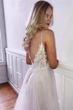Precioso vestido de graduación largo de corte A con tirantes finos, apliques de encaje y espalda descubierta