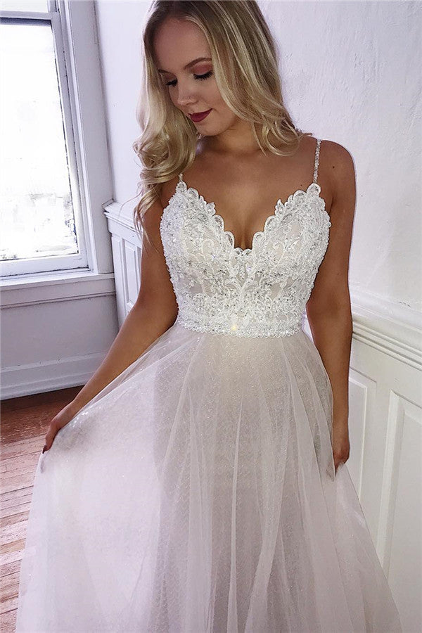 Precioso vestido de graduación largo de corte A con tirantes finos, apliques de encaje y espalda descubierta