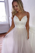 Precioso vestido de graduación largo de corte A con tirantes finos, apliques de encaje y espalda descubierta