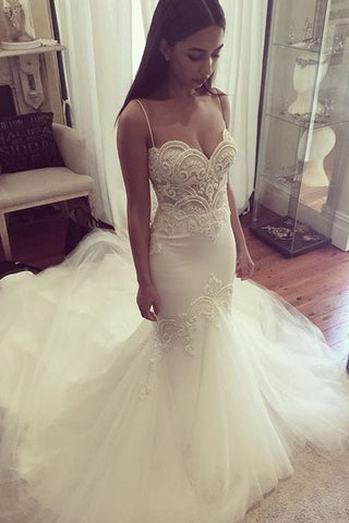Precioso vestido de novia de verano con tirantes finos, escote corazón y tul.