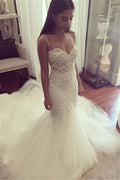 Precioso vestido de novia de verano con tirantes finos, escote corazón y tul.