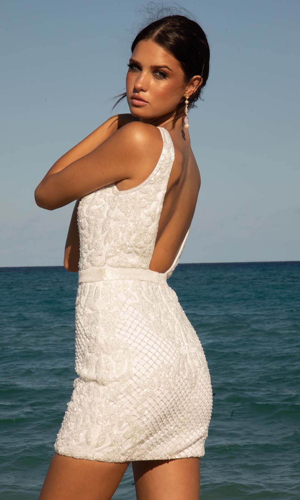 Robe de mariée courte sans manches à taille ornée de bijoux