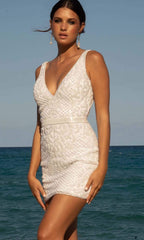 Robe de mariée courte sans manches à taille ornée de bijoux