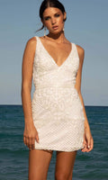 Robe de mariée courte sans manches à taille ornée de bijoux
