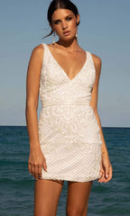 Robe de mariée courte sans manches à taille ornée de bijoux