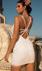 Vestido corto con escote en V pronunciado y espalda con tirantes.