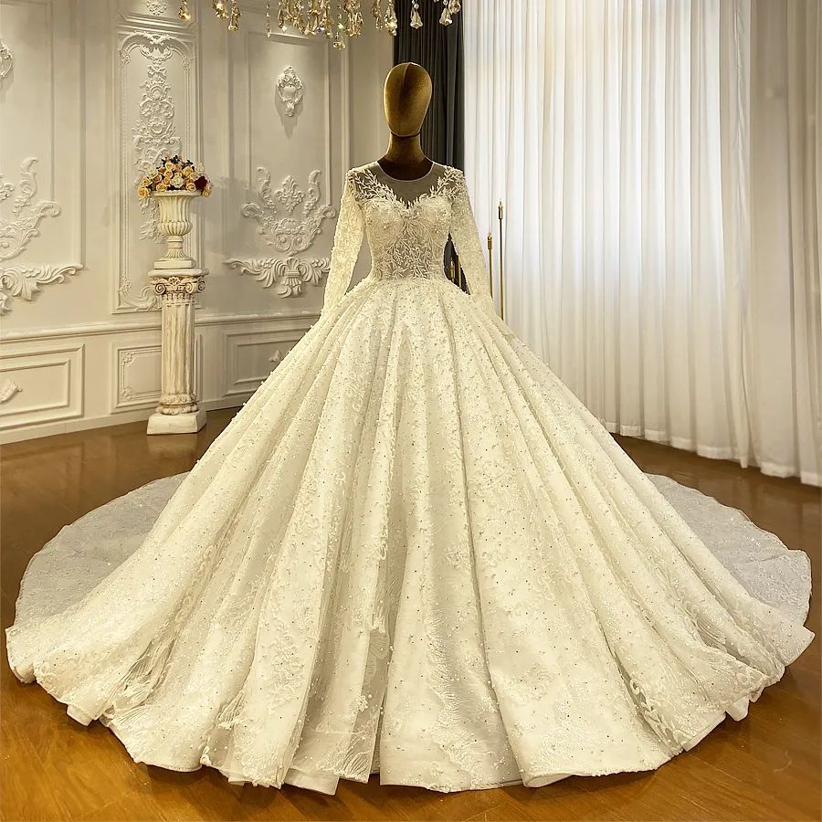 Robe de mariée princesse élégante en dentelle, coupe trapèze, manches longues et traîne