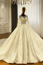 Robe de mariée princesse élégante en dentelle, coupe trapèze, manches longues et traîne