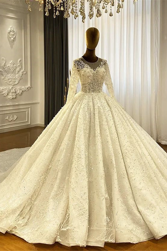 Robe de mariée princesse élégante en dentelle, coupe trapèze, manches longues et traîne
