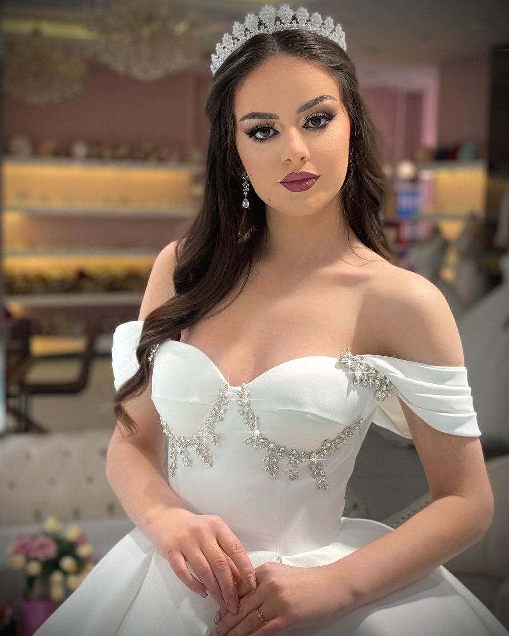 Vestido de novia largo de princesa, corte en A, sin mangas y con hombros descubiertos