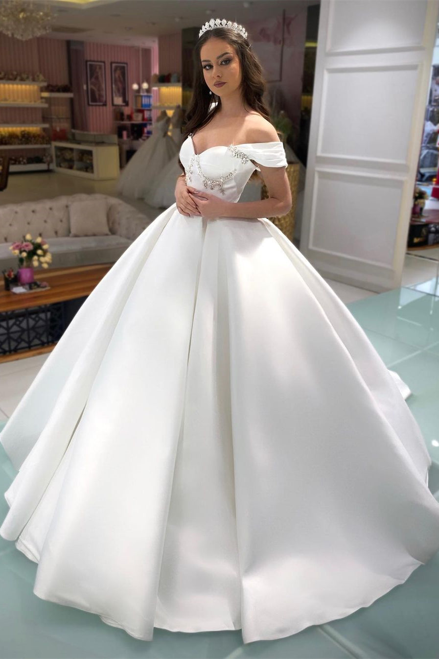 Vestido de novia largo de princesa, corte en A, sin mangas y con hombros descubiertos