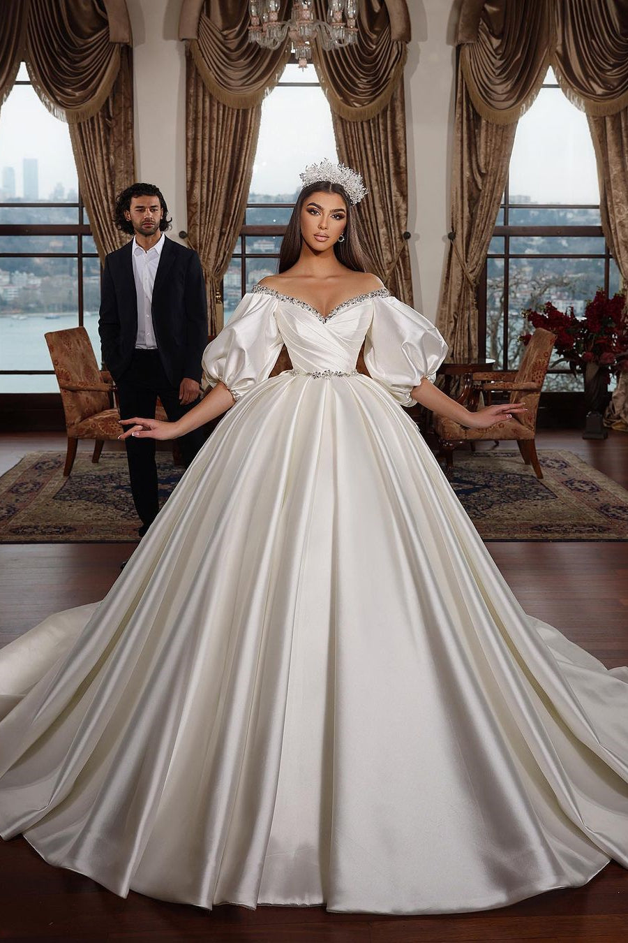 Robe de mariée princesse longue ivoire, coupe trapèze, col en V, ornée de bijoux et manches longues