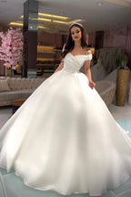 Robe de mariée longue blanche de princesse, coupe trapèze, épaules dénudées, ornée de perles