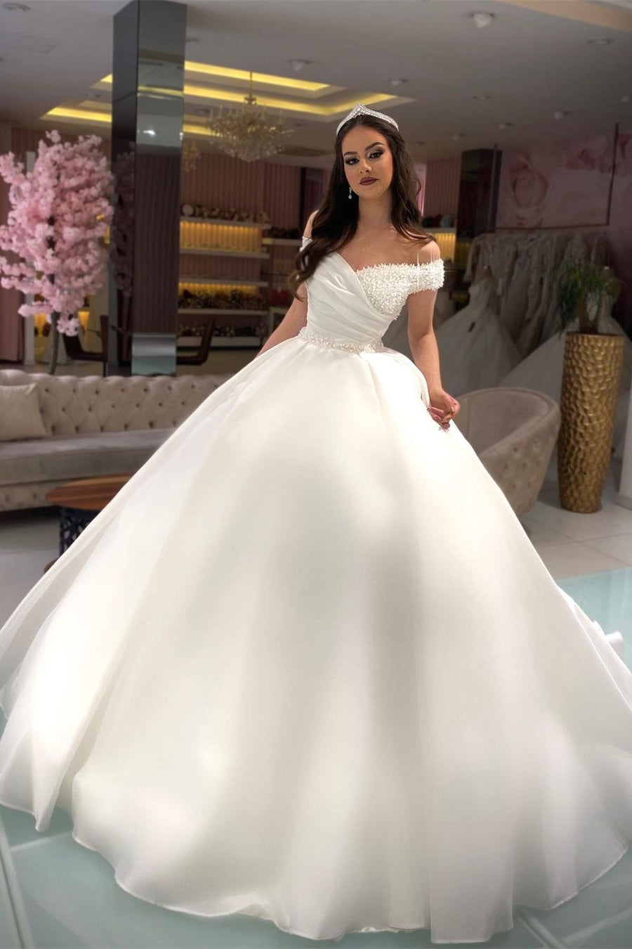 Robe de mariée longue blanche de princesse, coupe trapèze, épaules dénudées, ornée de perles