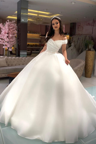 Vestido de novia largo blanco estilo princesa, corte en A, hombros descubiertos y perlas