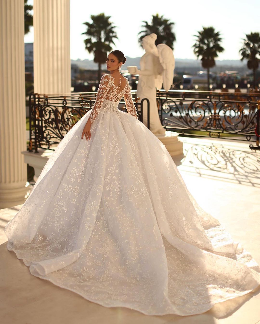 Robe de mariée longue blanche de princesse, coupe trapèze, col en V, en dentelle et manches longues