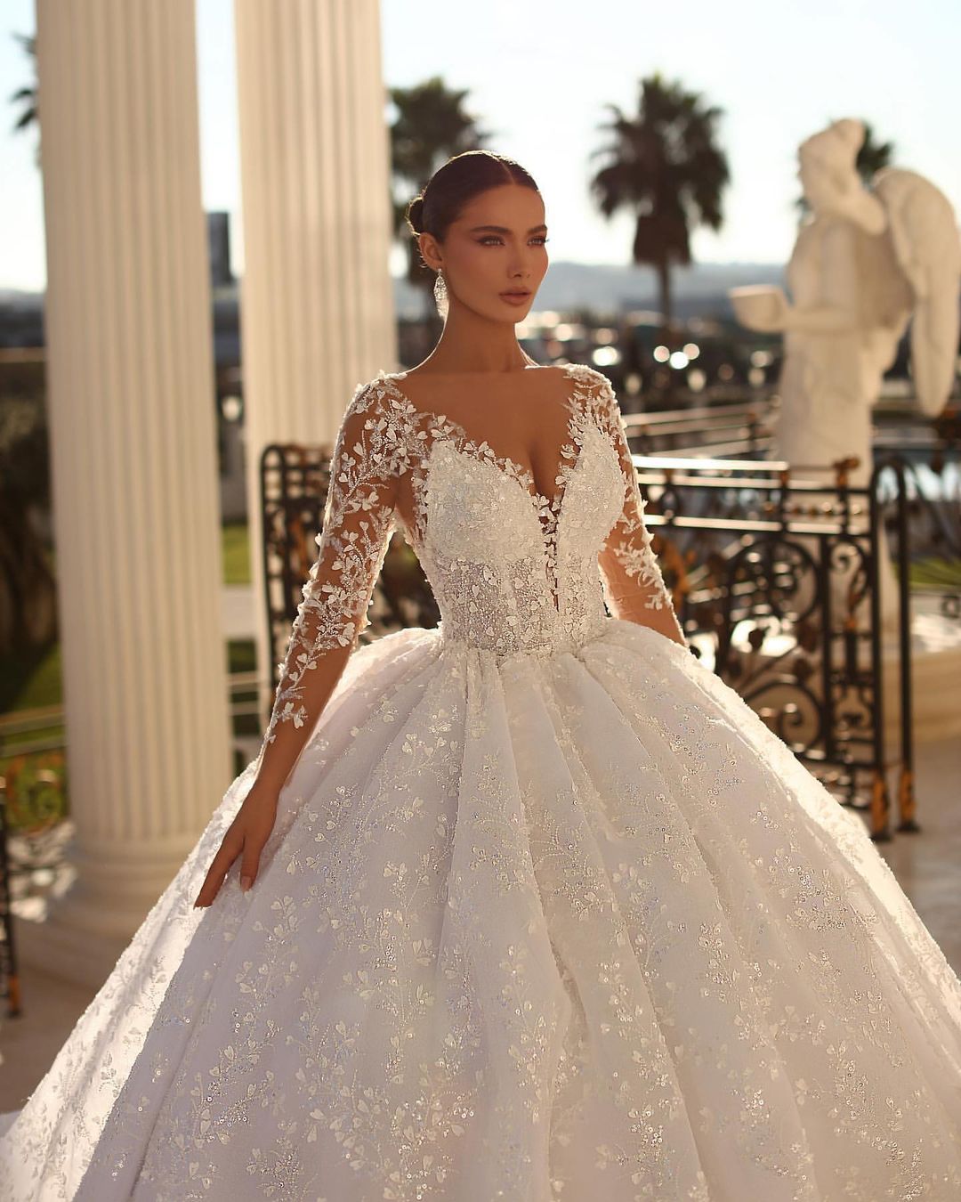 Robe de mariée longue blanche de princesse, coupe trapèze, col en V, en dentelle et manches longues