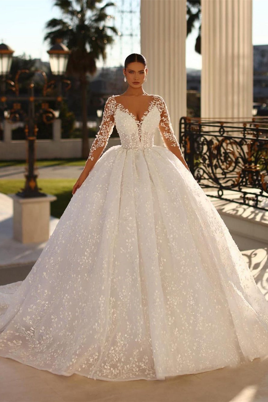 Robe de mariée longue blanche de princesse, coupe trapèze, col en V, en dentelle et manches longues